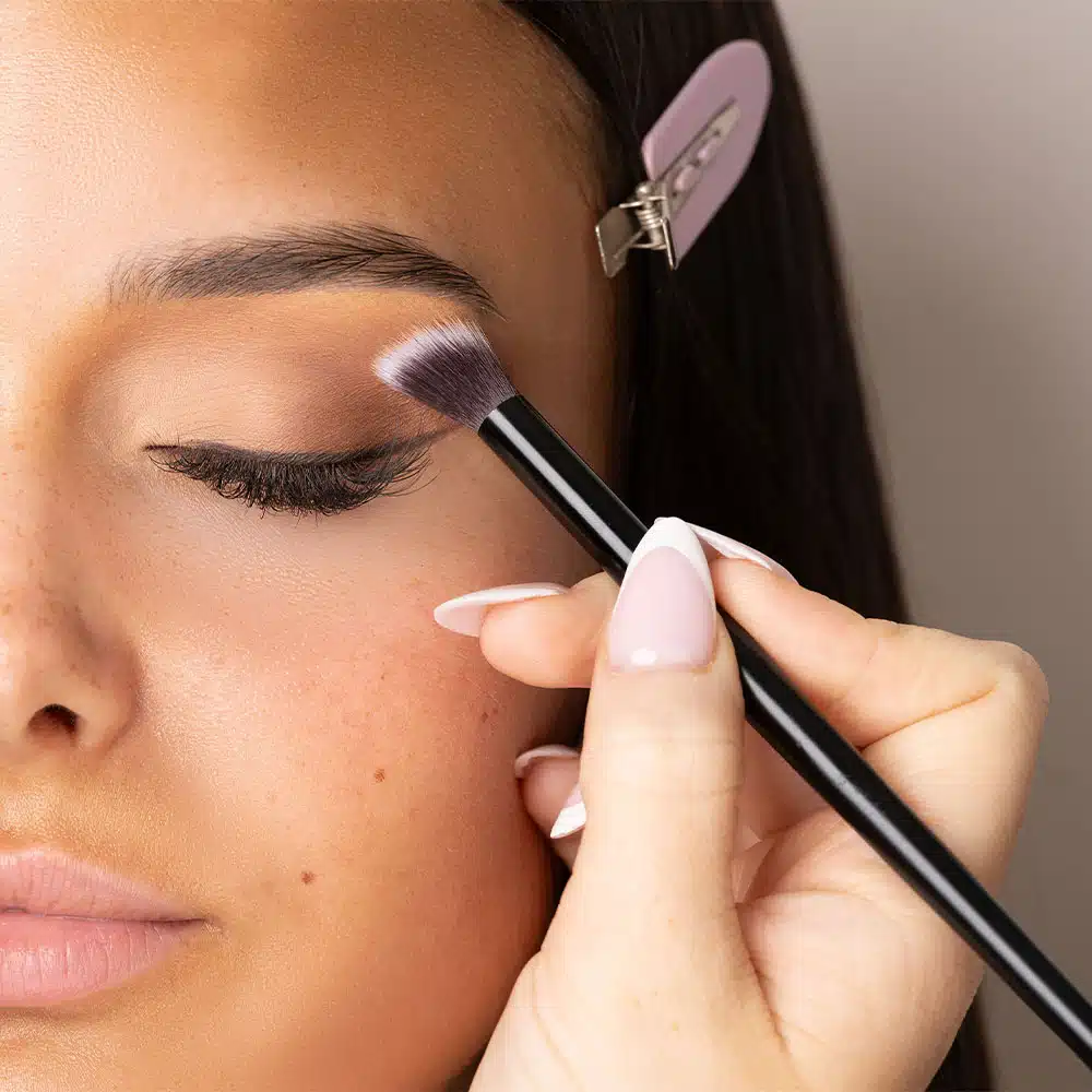 Pinceau estompeur biseauté pour les yeux Brushworks n° 15 – Image 2