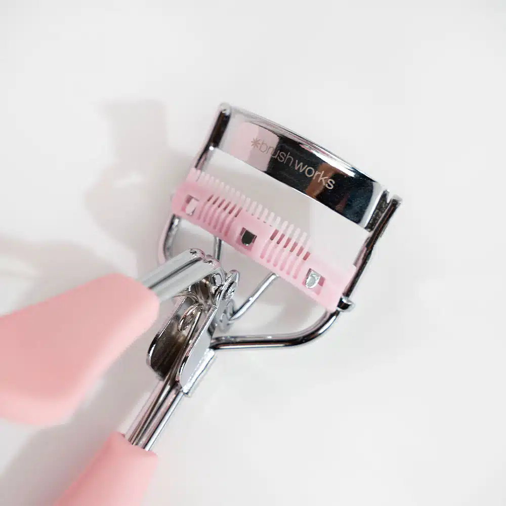 Recourbe-cils professionnel Brushworks avec peigne – Image 7