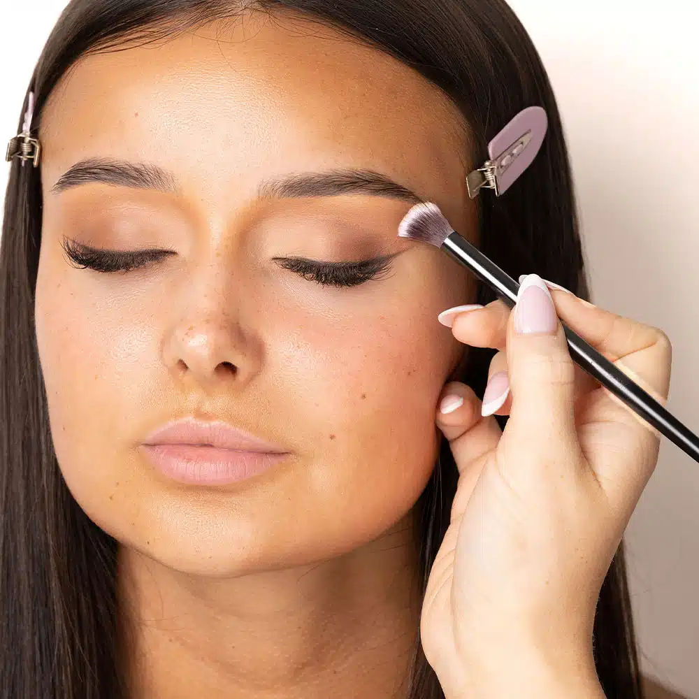 Pinceau estompeur biseauté pour les yeux Brushworks n° 15 – Image 3